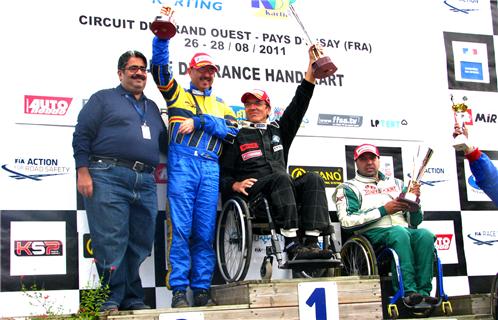 Sur le podium, Shaikh Abdulla bin Isa Al Khalifa, président de l'association internationale de karting juste à côté de Pascal Hermer.