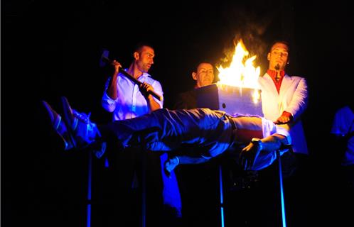 Casse de matériau en feu sur un corps raidi.