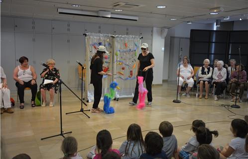 Christelle et Nicole lors du spectacle de marionnettes.