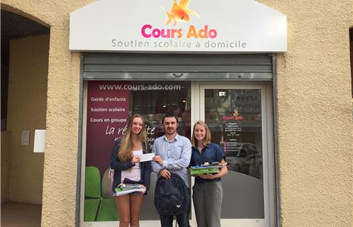 Emmanuel Lecomte entouré de Pauline et Karelle Lemaire lors de la remise du chèque et des fournitures scolaires.