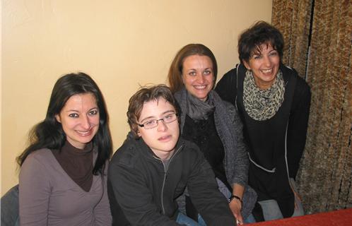 Au centre, Jordan, puis de gauche à droite, Céline Renou,son éducatrice, Nadine Gervasi, son professeur, et Wafa Brugiati gérante du restaurant La Moulière. 