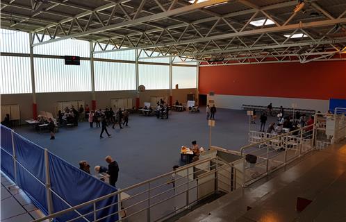 La Halle des sports du Verger regroupe un peu moins d'une dizaine de bureaux de vote de la commune.