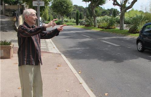 Jacques Martina-Fieschi avait 17 ans le jour de la libération d'Ollioules où il a été pris sous les balles croisées des allemands arrivés sur sa gauche, et celles des troupes françaises, établies à sa droite, sur le pont de la Reppe.