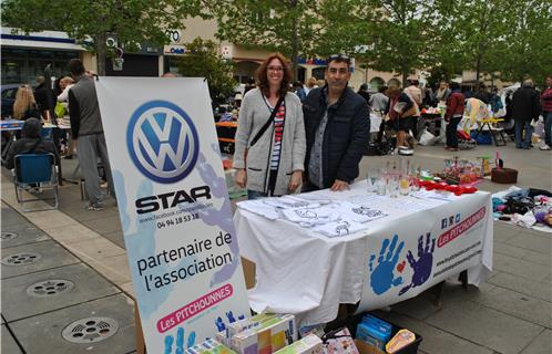 Carolyn Salva et Christophe Pazienza, la vice-présidente et le président de l'association les Pitchounnes devant leur stand lors du vie-grenier.