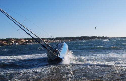 Ub bateau menaçant de chavirer.