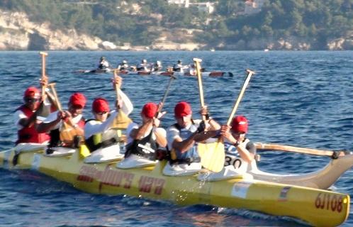 L'équipe V6 de Six-Fours Va'a lors de la course internationale Toulon-La Porquerollaise. Le prochain rendez-vous est le 26, 27 et 28 juillet 2012