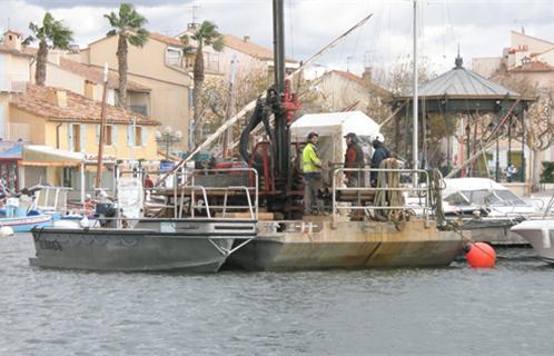 Sondages géotechniques actuellement sur le port.