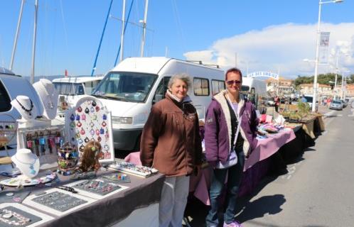 Valérie, l'oranisatrice,  fabrique des bijoux et Christelle des produits à base de lavande