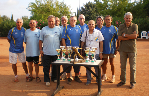 Les finalistes du Challenge Ferdinand Bernhard avec l'élu André Guy. En bleu foncé, l'équipe du Boulo-sport de Sanary et en bleu clair les vainqueurs (Nice).