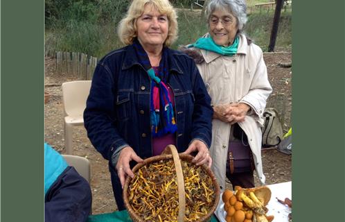 Yvonne Heredia, la présidente de l’association et Mme Brody, l'ancienne présidente de l'association (de gauche à droite)