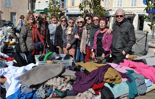 Le club Kiwanis Sanary-Le Beausset Joséphine Baker réuni pour la brocante.