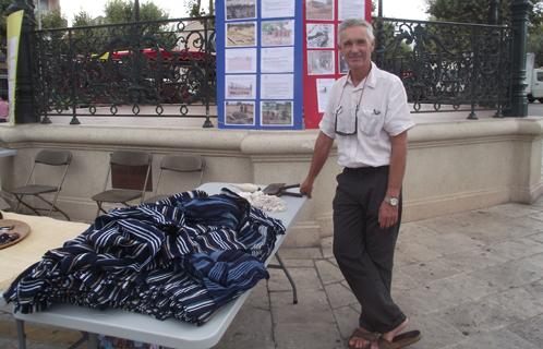 Patrice Schmitt d'Entraide Burkina Sanary avec les pagnes en tissu traditionnel.