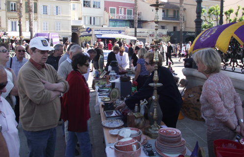 Le lions club était dimanche sur le port de Sanary.