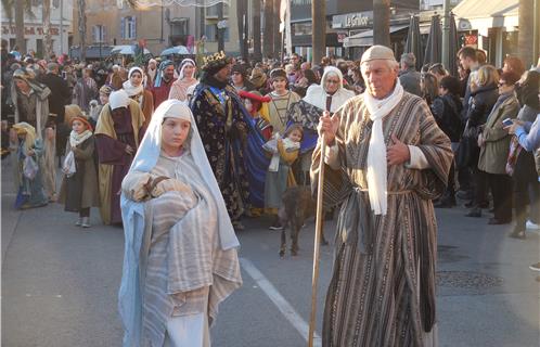 En tête de cortège, Joseph et Marie tenant Jésus dans les bras.