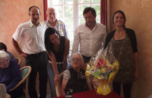 Marguerite Lions a fêté ses 100 ans. Elle était entourée de la directrice Lila Badri et de Corinne (animatrice) ainsi que du maire Jean-Sébastien Vialatte, d'Antonin Bodino et Joseph Mulé.