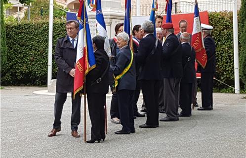 Le député maire remercie les porte-drapeaux. 