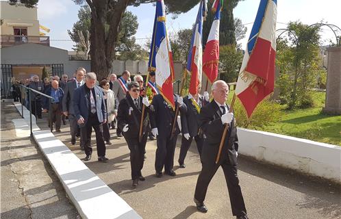 La cérémonie débute au cimetière. 