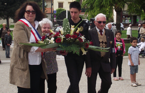 D. Ducasse, Madame Ausman, M. Meton et A.Monchablon ont déposé une gerbe.