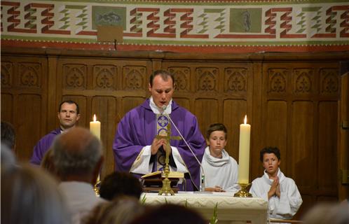 Le Père José Gabriel au moment de la messe dans l'église de Sanary.