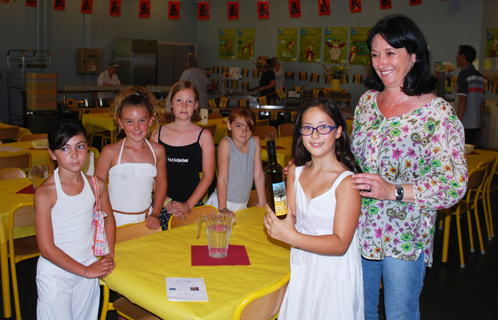 Marie-Paule Vernale avec les CE2 dans la cantine décorée pour l'occasion.