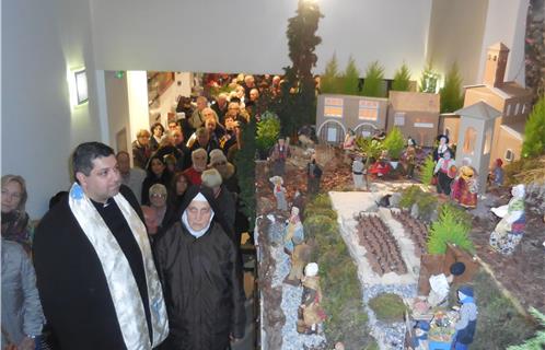 Le père José Andrade bénit la crèche municipale.