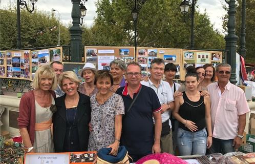 De nombreux bénévoles ont animé la brocante caritative organisée par l'association Sekolin' Ny Masoandro dimanche matin. Au centre, la présidente Viviane Thiry. 