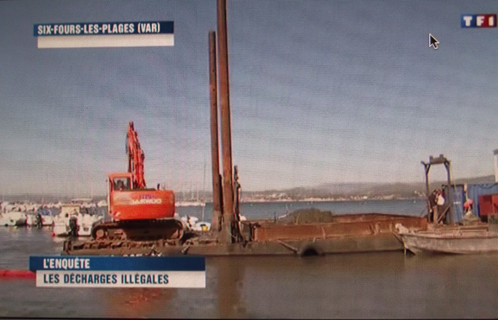 Une équipe de Tf1 a suivi le camion récoltant les boues retirées du port du Brusc.