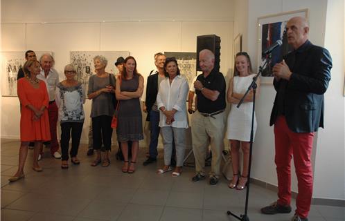 Inauguration de l'exposition Art contemporain par le Maire de Sanary Ferdinand Bernhard aux côtés de Micheline Gaillard (commissaire de l'exposition) et des artistes.
