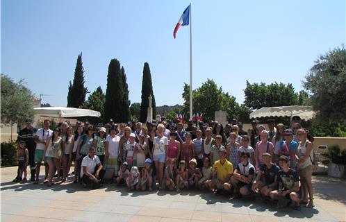 Photo de famille à l'issue des cérémonies du 14 juillet avec les élèves russes venus de Novosibirsk qui ont partagé ce moment de patriotisme