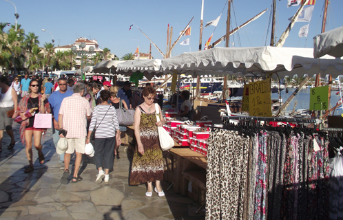 La braderie se déroule jusqu'à lundi sur le port de Sanary.