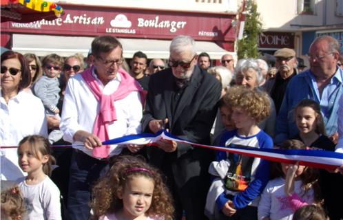 La place est inaugurée officiellement par le petit-fils du docteur Cader et le maire Jean-Sébastien Vialatte.
