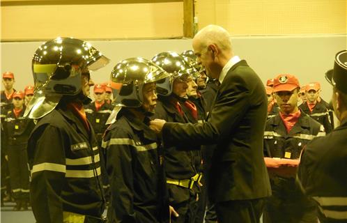 Le maire Ferdinand Bernhard remet la médaille d'honneur échelon argent récompensant 20 années de service au médecin commandant André Vo Van.