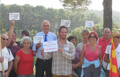 Départ de la marche contre la LGV à 9h avec Ferdinand Bernhard, Maire de Sanary et Président de la Communauté d’Agglomération, Didier Cade Président du collectif Stop LGV Sud Sainte Baume, et les élus de Bandol et de Sanary.