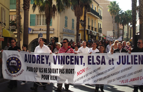 Dimanche une marche silencieuse a réuni des centaines de personnes en mémoire d'Audrey, Vincent, Elsa et Julien.