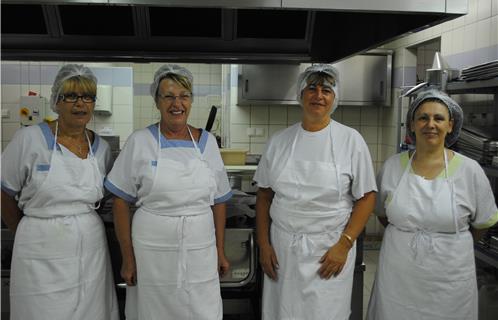 Annie, Josiane, Nadine et Sonia aux cuisines de la RPA Le Lièvre