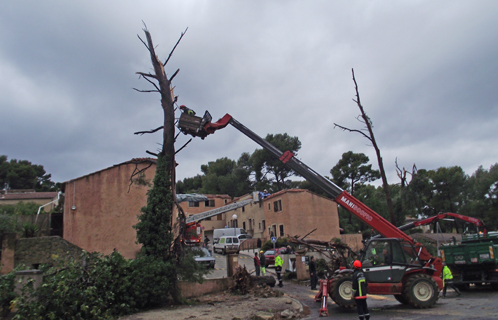 Une mini-tornade s'est abattue sur plusieurs quartiers de la commune mardi matin, ici chemin de la Marine.