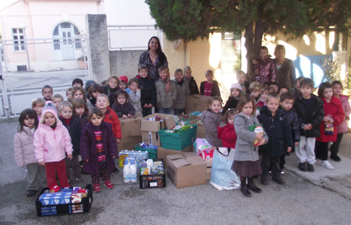 Des élèves de chaque classe ont remis les colis, accompagnés de Pascale Mas Saint-Guiral et Fabienne Font.