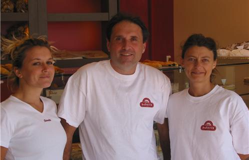 De gauche à droite: Séverine Quilichini, vendeuse, Philippe et Christelle Marsal