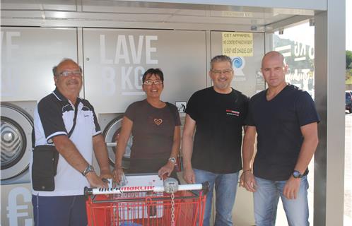 De gauche à droite, un couple de vacanciers venu de Mâcon, Patrick Italia le directeur et David Ornaque le gérant