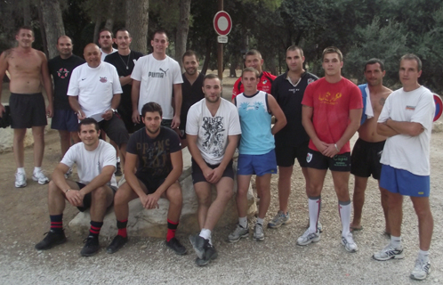 Les entraîneurs Paul Tornato et Sébastien Martinez avec une partie de l'effectif du RC Bruscain au bois de La Coudoulière.