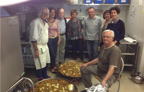 Le Père Pierre, Pierre Peter, président de l'association St. Pierre du Brusc, avec les élues Delphine Quin, Viviane Thiry et Fabiola Cassagrande et les  deux  chefs (Gérard et Richard) à l'œuvre depuis 8h ce matin.!