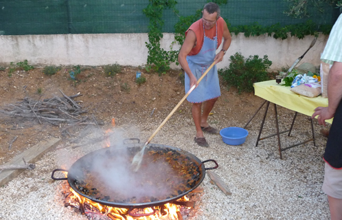 Dominique Mayenson préparant une paella royale.