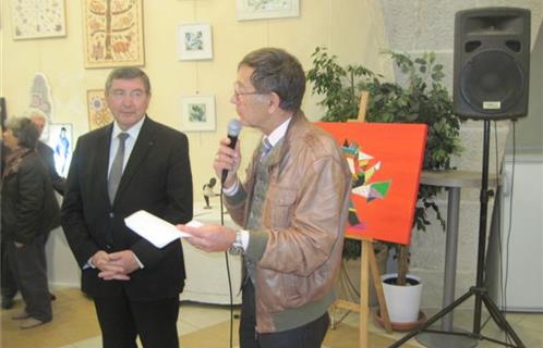 Jean-Claude François, président de la Palette Ollioulaise, pendant son allocution, aux côtés de Robert Bénéventi, Maire d’Ollioules