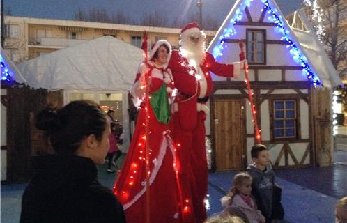 Père et Mère Noël posent pour la photo