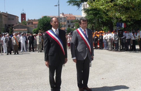 Jean-Sébastien Vialatte et Joseph Mulé devant le monument aux morts.
