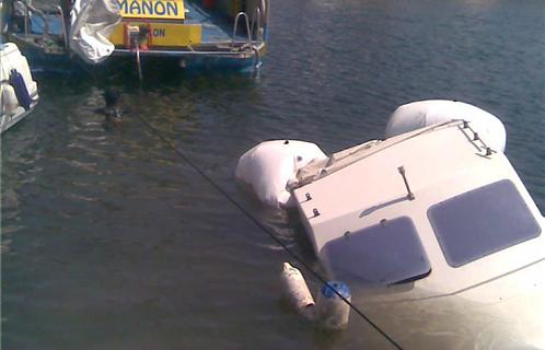 La Manon au secours de l'embarcation qui jouait les sous-marins (photo Jacques Serre). 