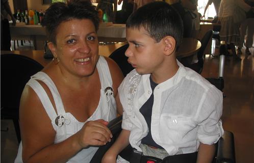 Antonin, 9 ans, pourra monter chez lui plus facilement. A ses côtés, sa maman émue.