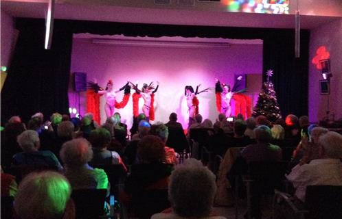 Cette Revue Cabaret a agréablement diverti les résidents des maisons de retraite de la commune.