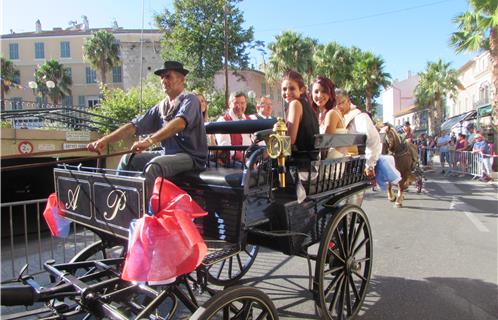 En tête de la cavalcade, la calèche avec à son bord le Maire, Miss Ollioules et ses dauphines