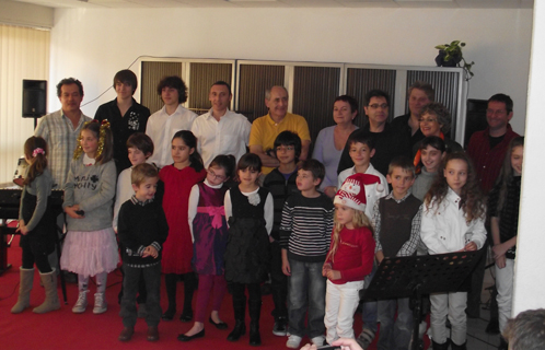 Photo de famille avec les élèves et les professeurs de l'école de musique de Sanary.